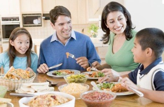 Familia Comiendo